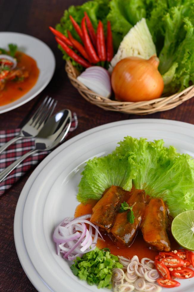 Salada picante de sardinha e acompanhamentos bem arranjados foto