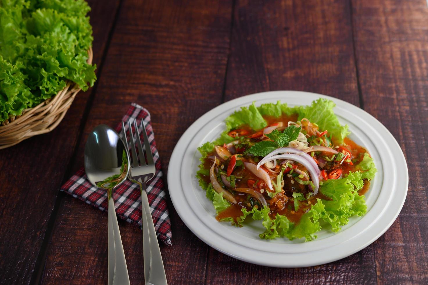 prato branco com salada de sardinha foto