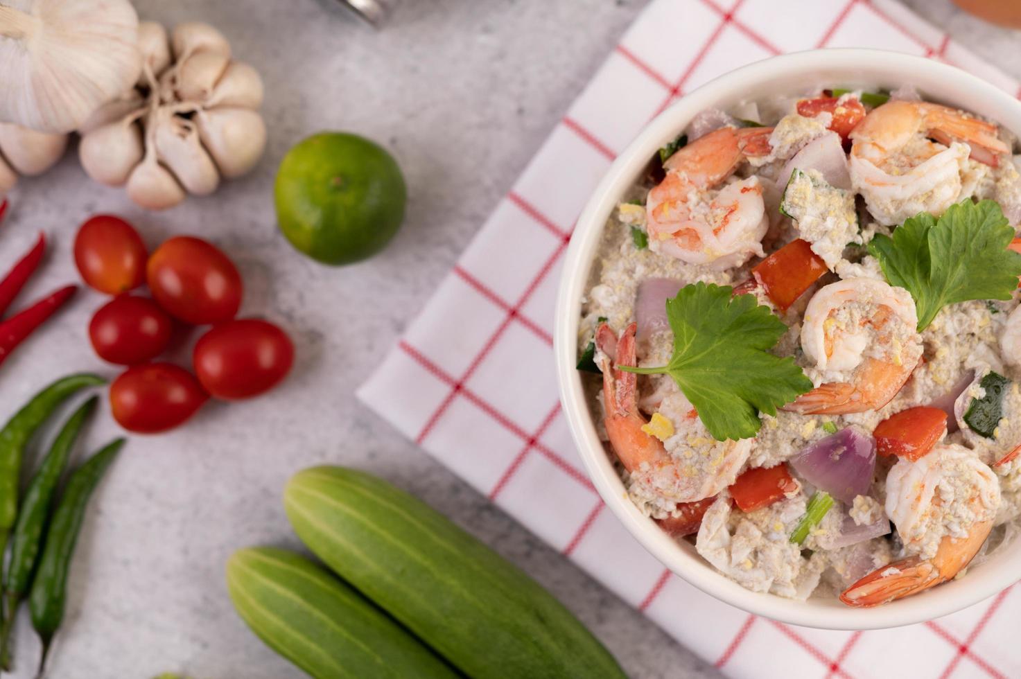 salada de camarão com tomate e coentro foto