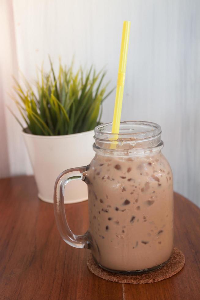 café gelado em um copo com uma planta foto