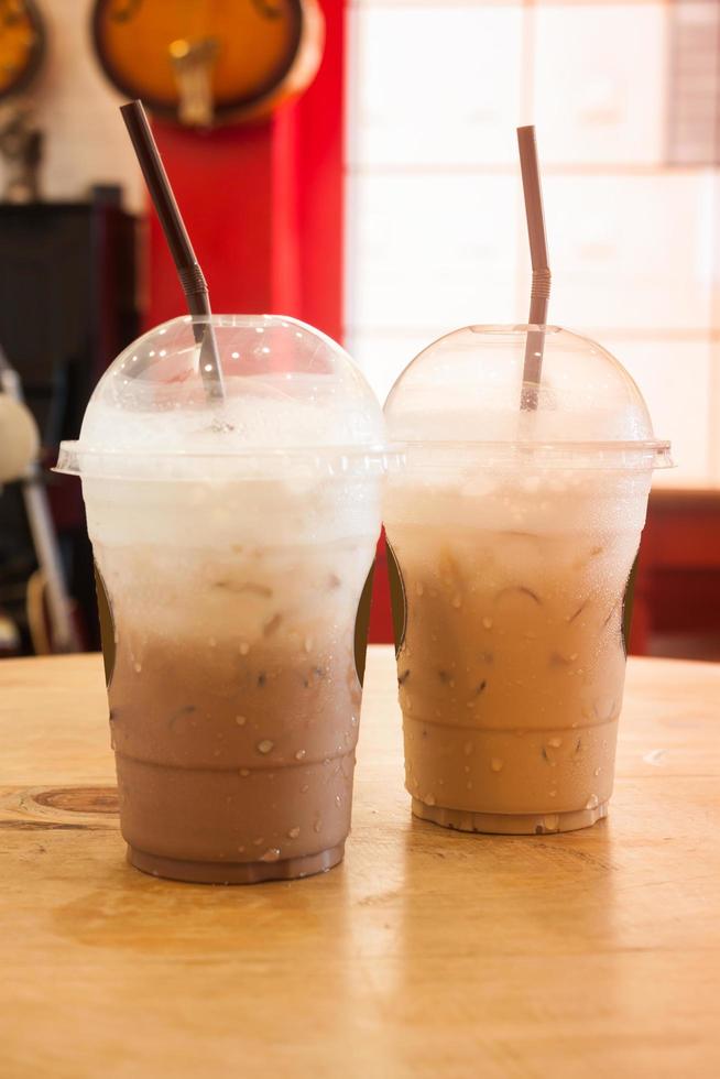 dois lattes gelados em uma mesa foto