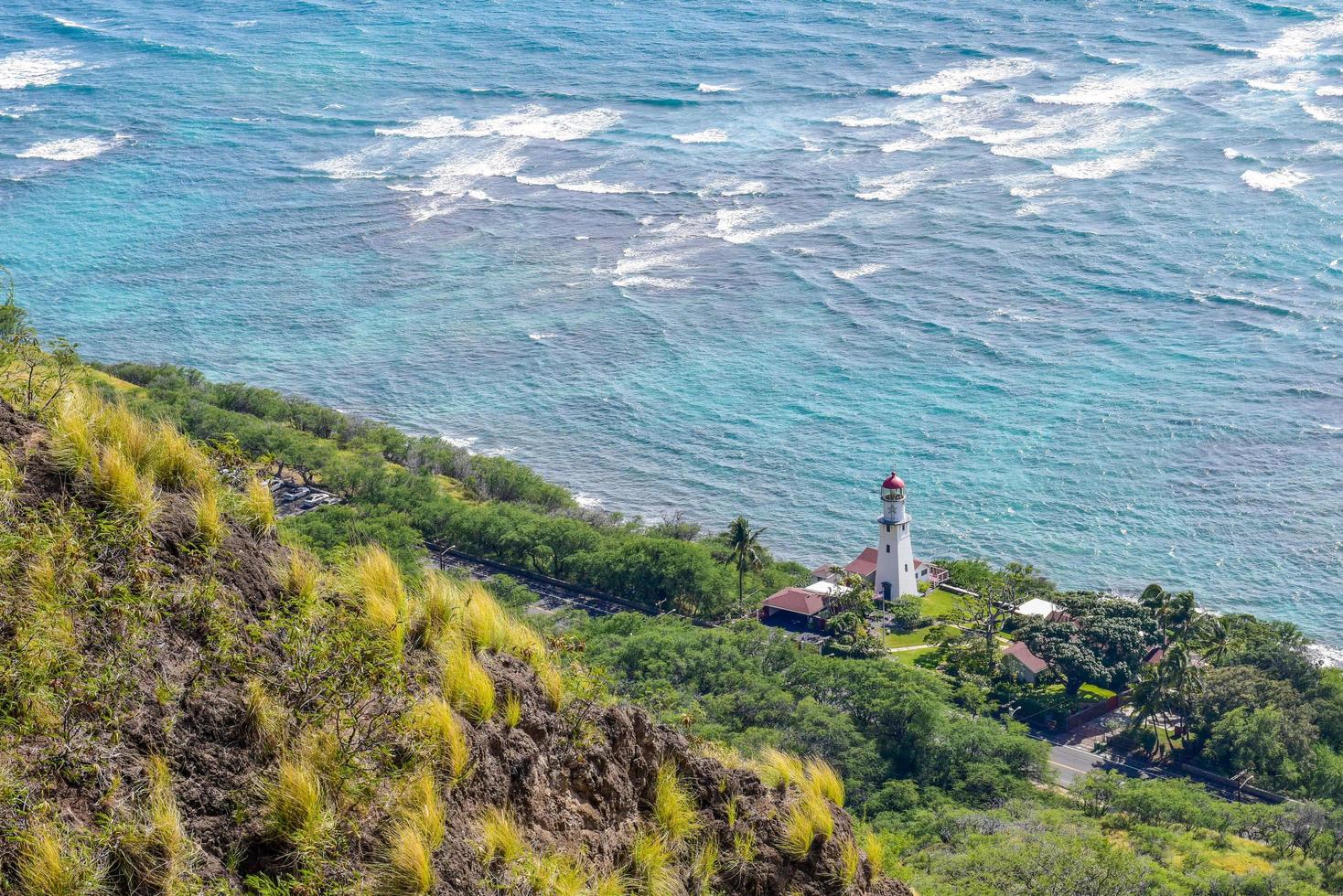 farol perto do corpo de água durante o dia foto