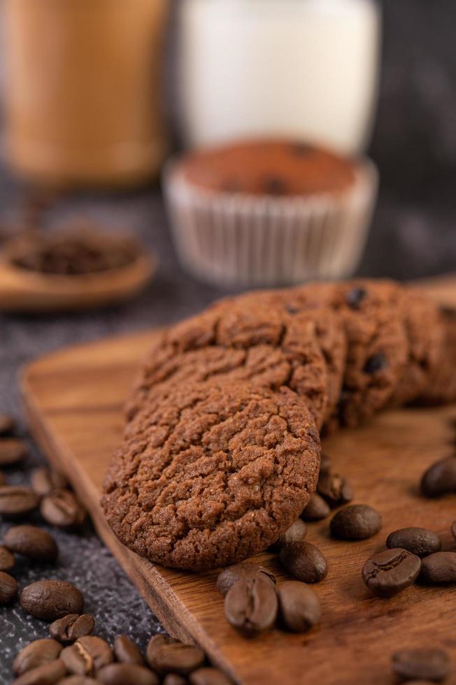 biscoitos com grãos de café em uma placa de madeira foto