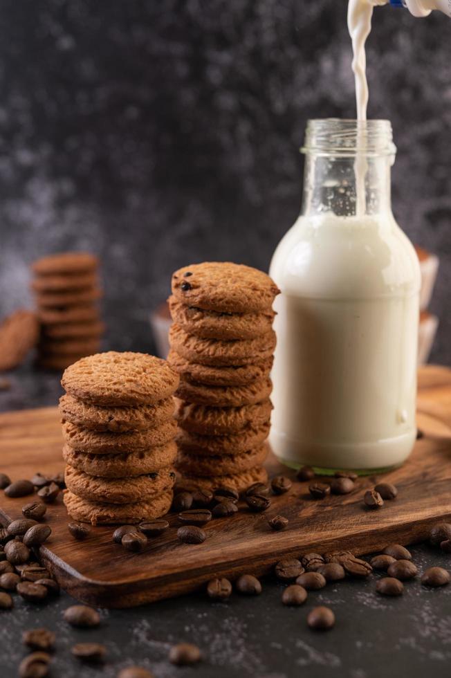 biscoitos com grãos de café e leite foto