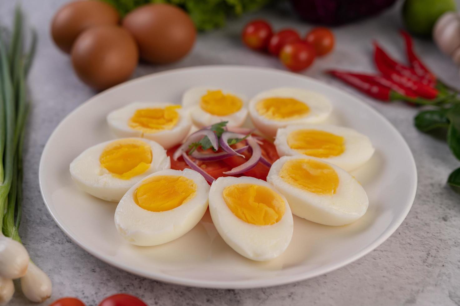 ovos meio cozidos com tomate e cebolinha foto