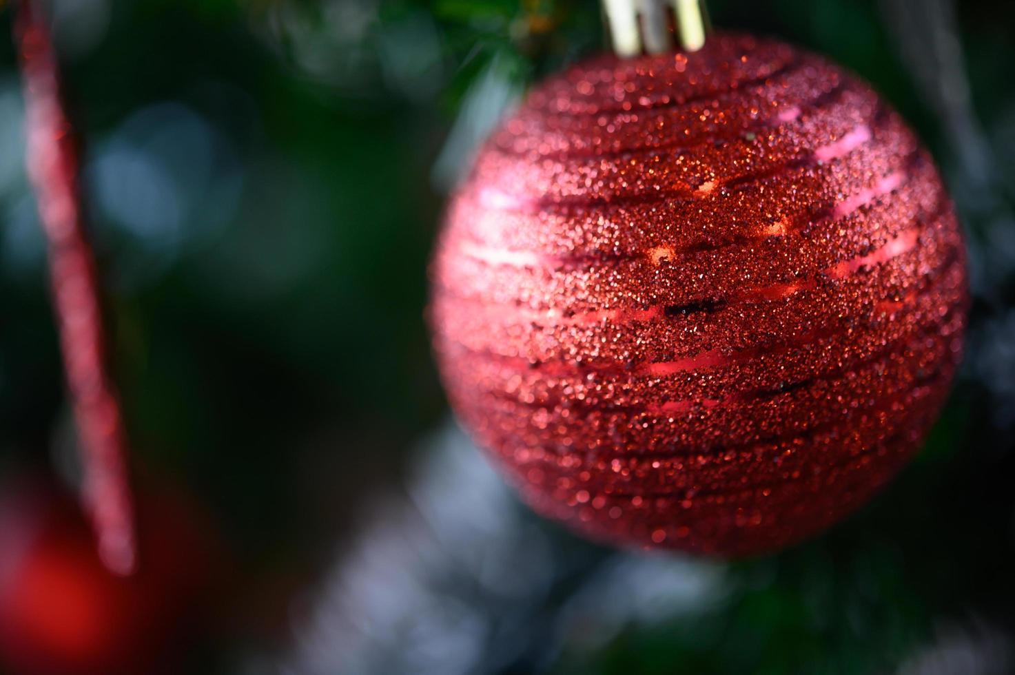 close-up de um enfeite de árvore de natal vermelho foto