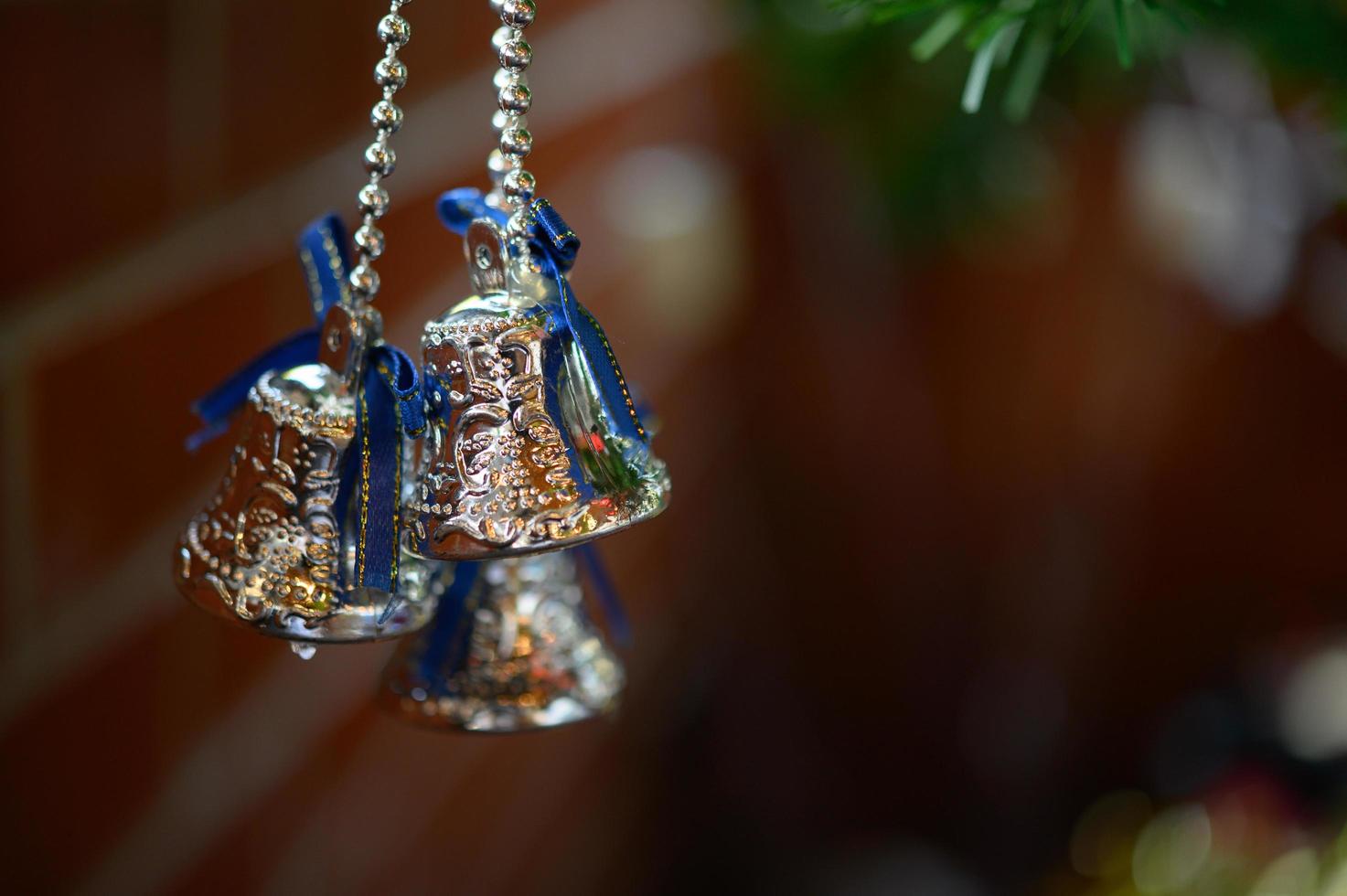 close-up de um sino pendurado na árvore de natal foto