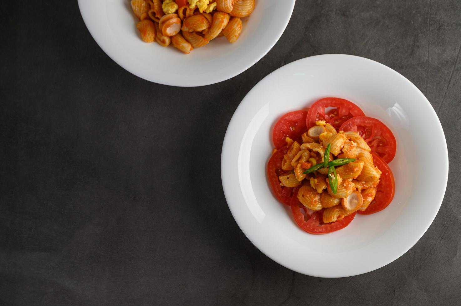 macarrão italiano com molho de tomate foto