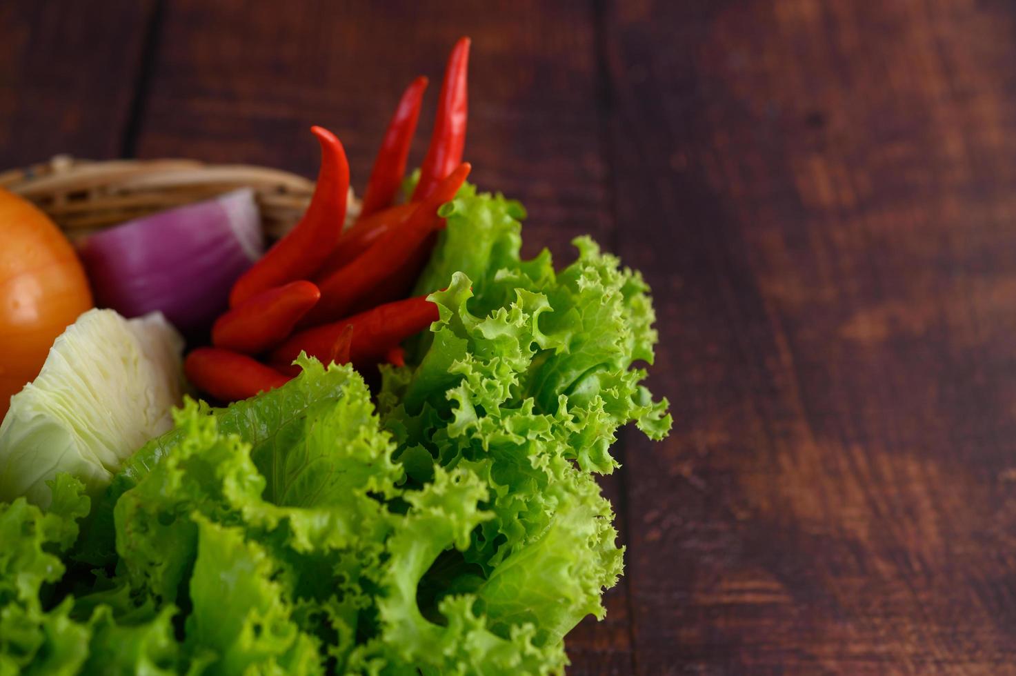 vegetais em uma cesta de vime foto