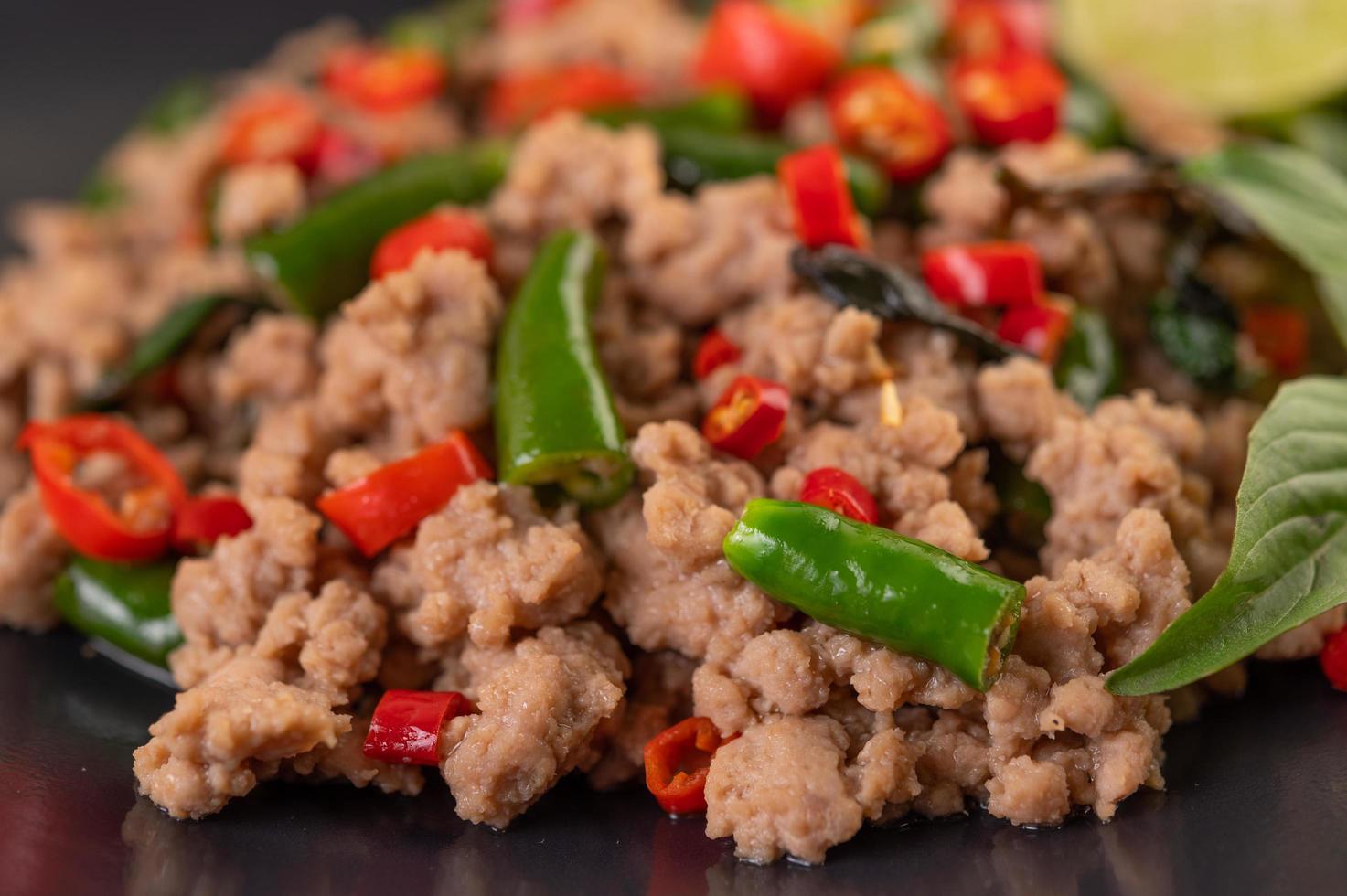 manjericão de porco frito com legumes foto