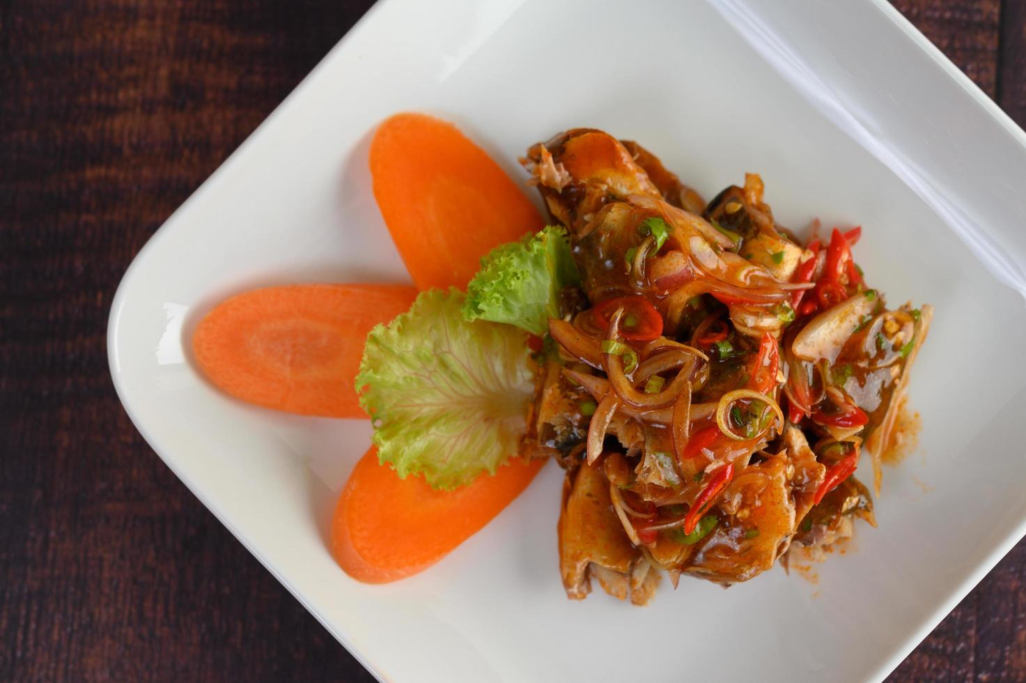 Salada picante com sardinha em lata com tomate foto