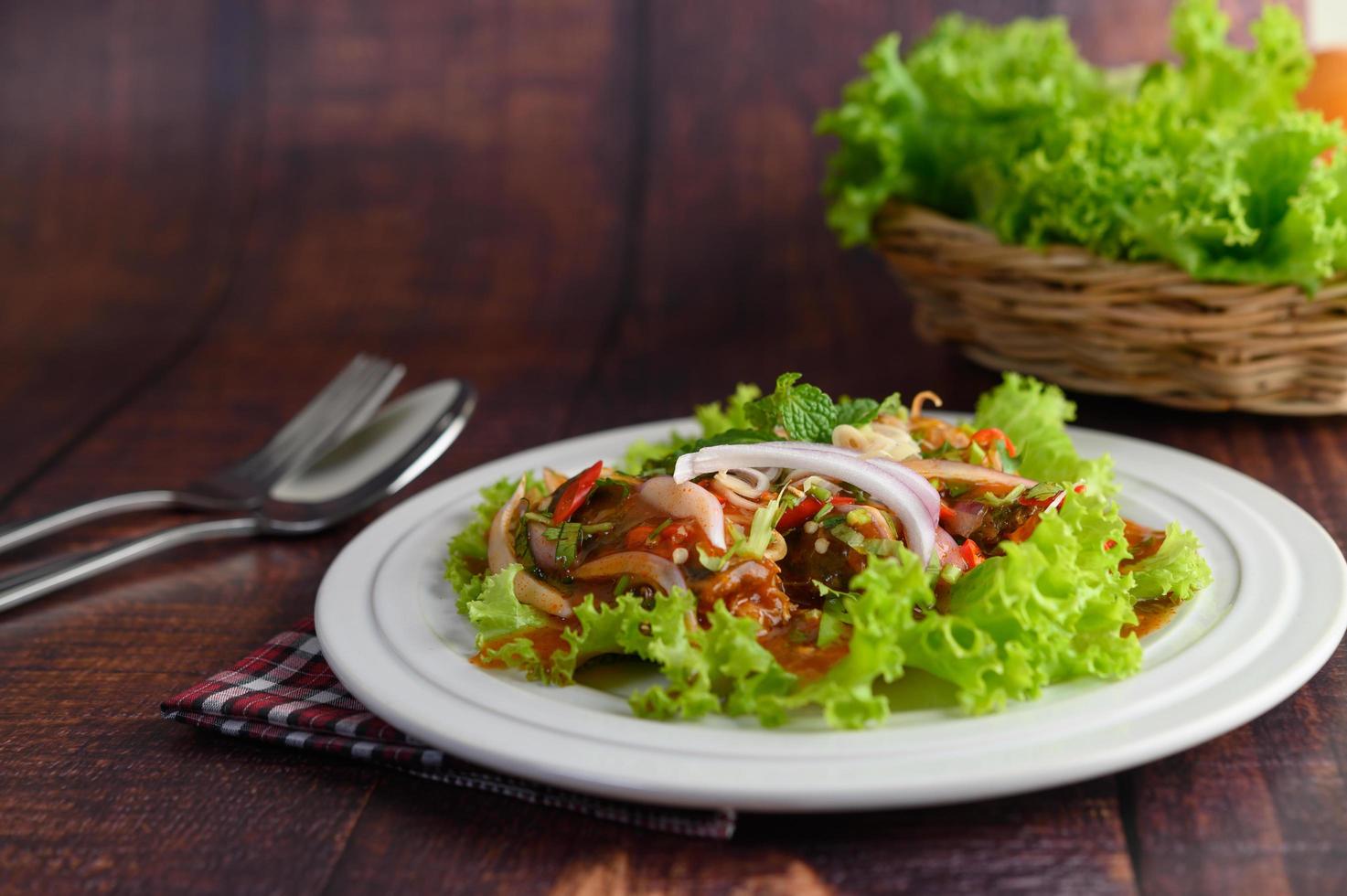 Salada picante com sardinha em molho de tomate foto