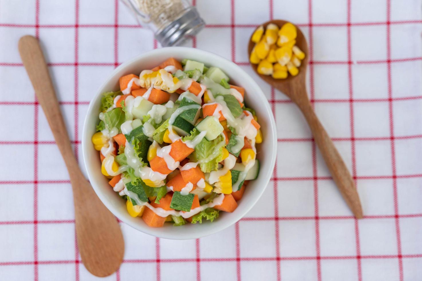 salada de pepino, milho, cenoura e alface foto