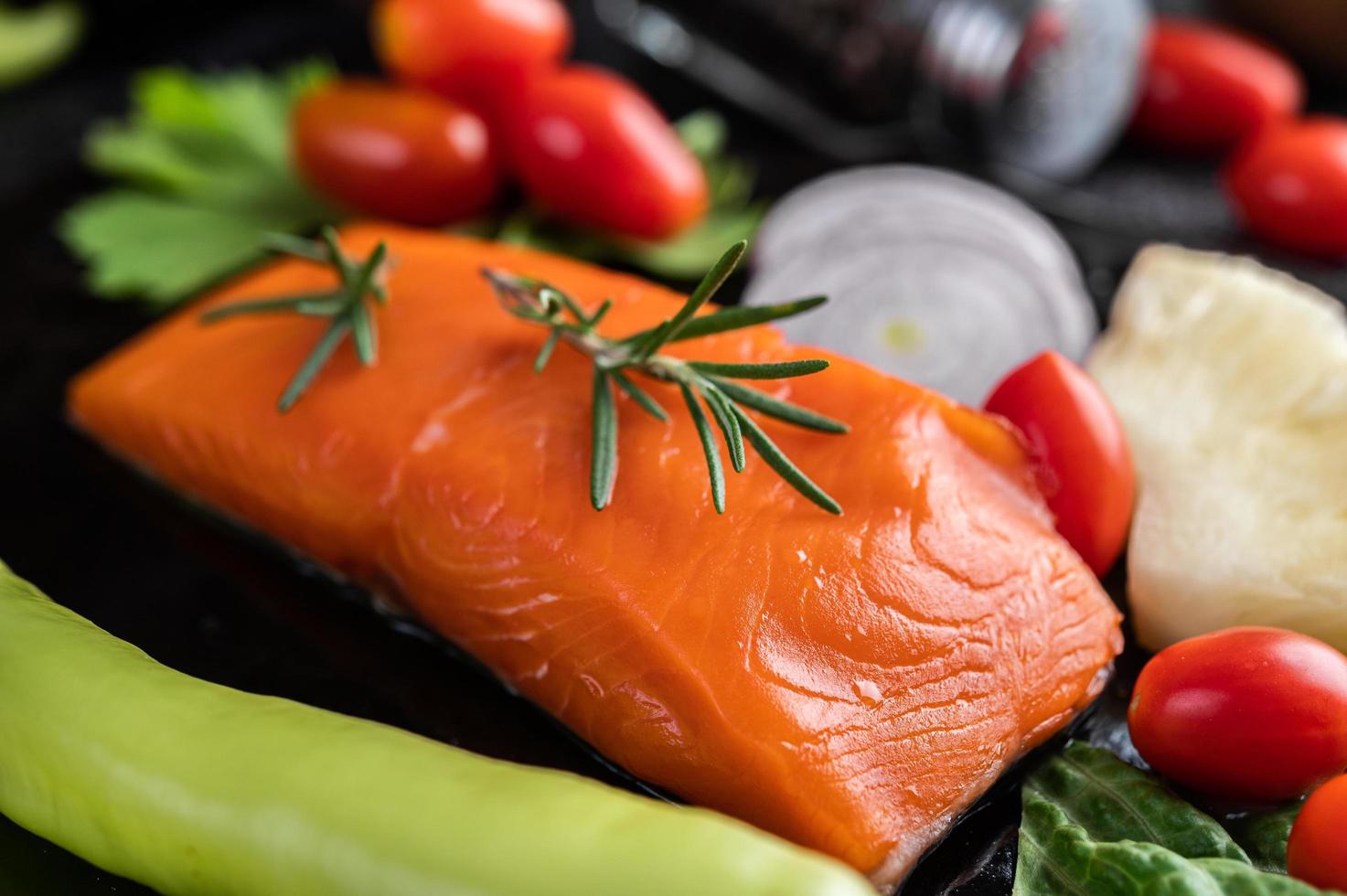 filé de salmão cru com pimenta, kiwi, abacaxi e alecrim foto