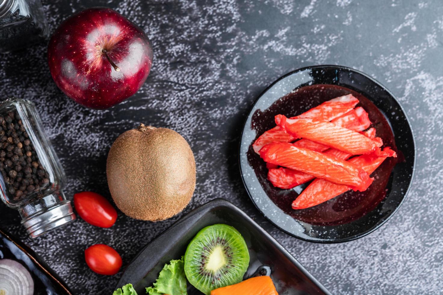 carne de caranguejo em um prato foto