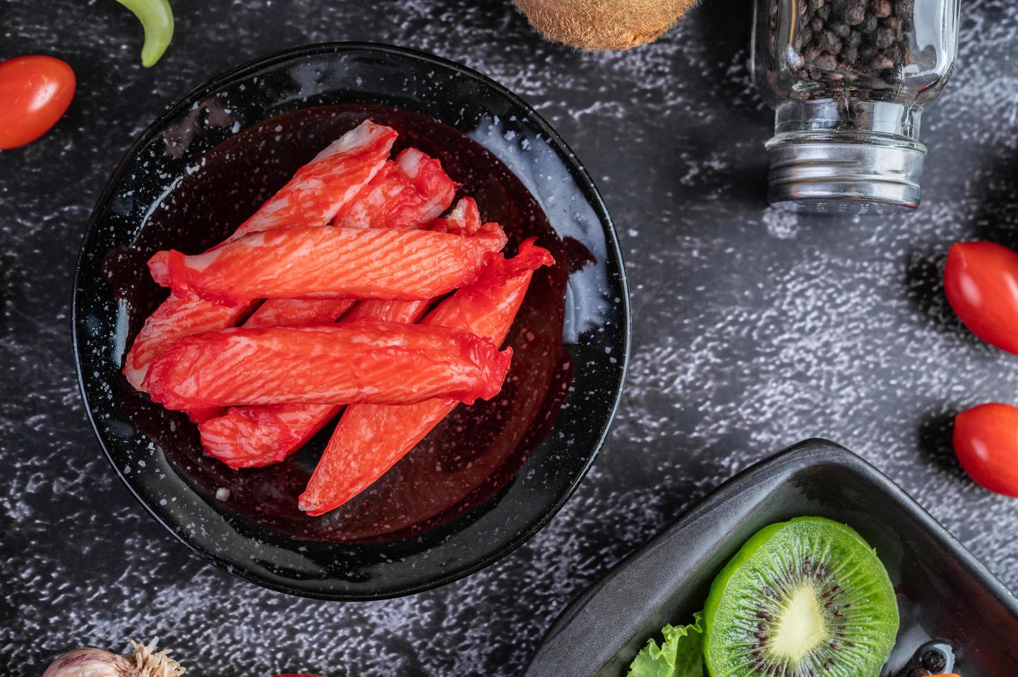 carne de caranguejo em um prato foto