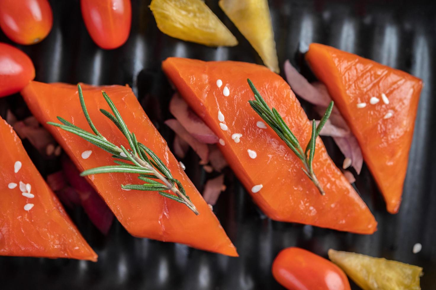 filé de salmão cru com pimenta, kiwi, abacaxi e alecrim foto