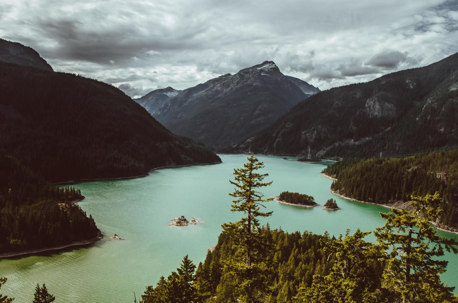 lago entre montanhas foto