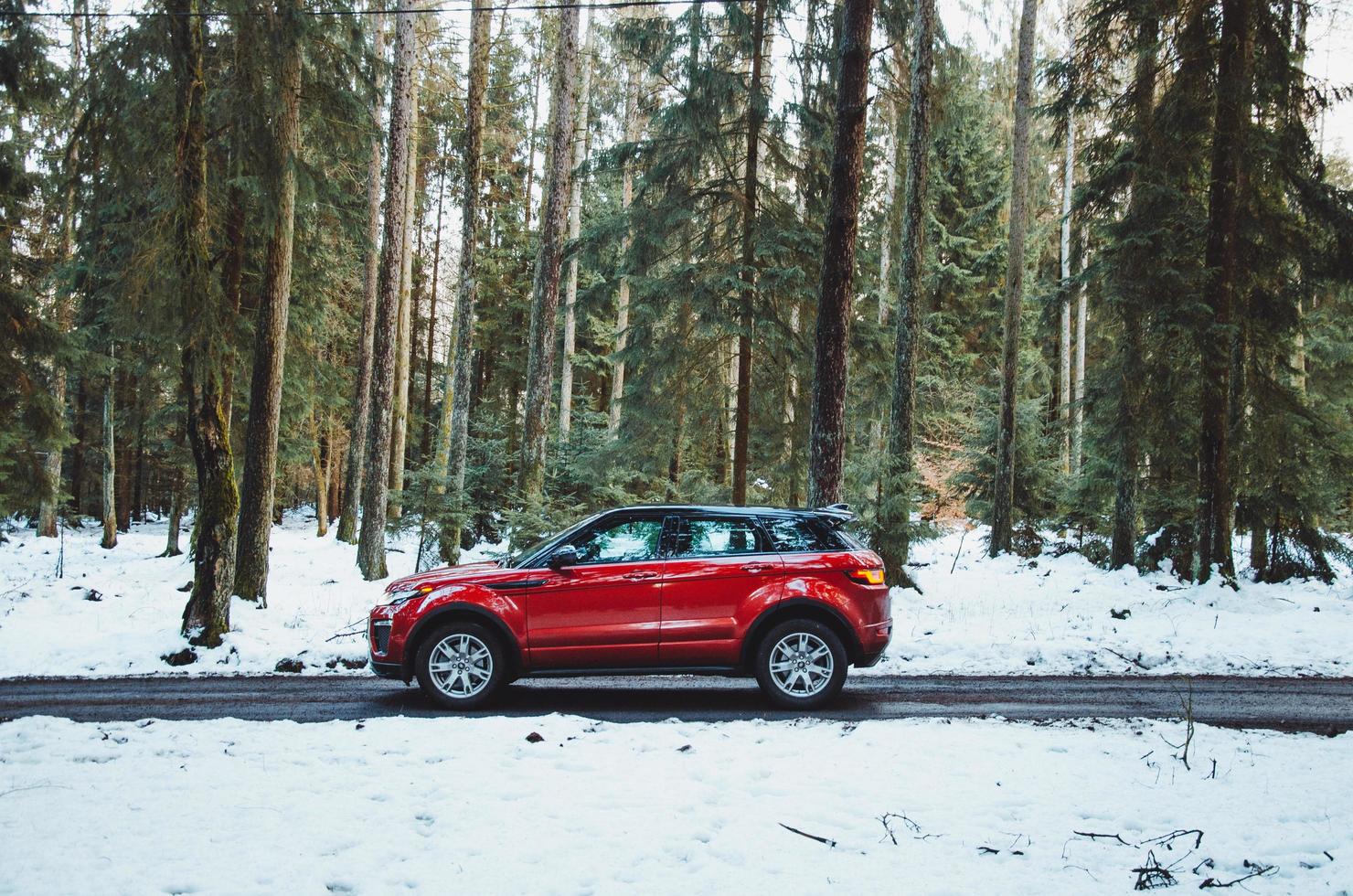 mallorca, espanha, 2020 - suv vermelho em uma estrada durante o inverno foto