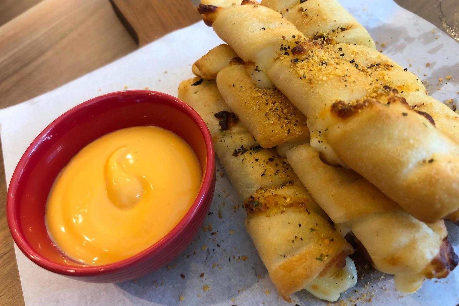 palitos de pão com molho de queijo foto