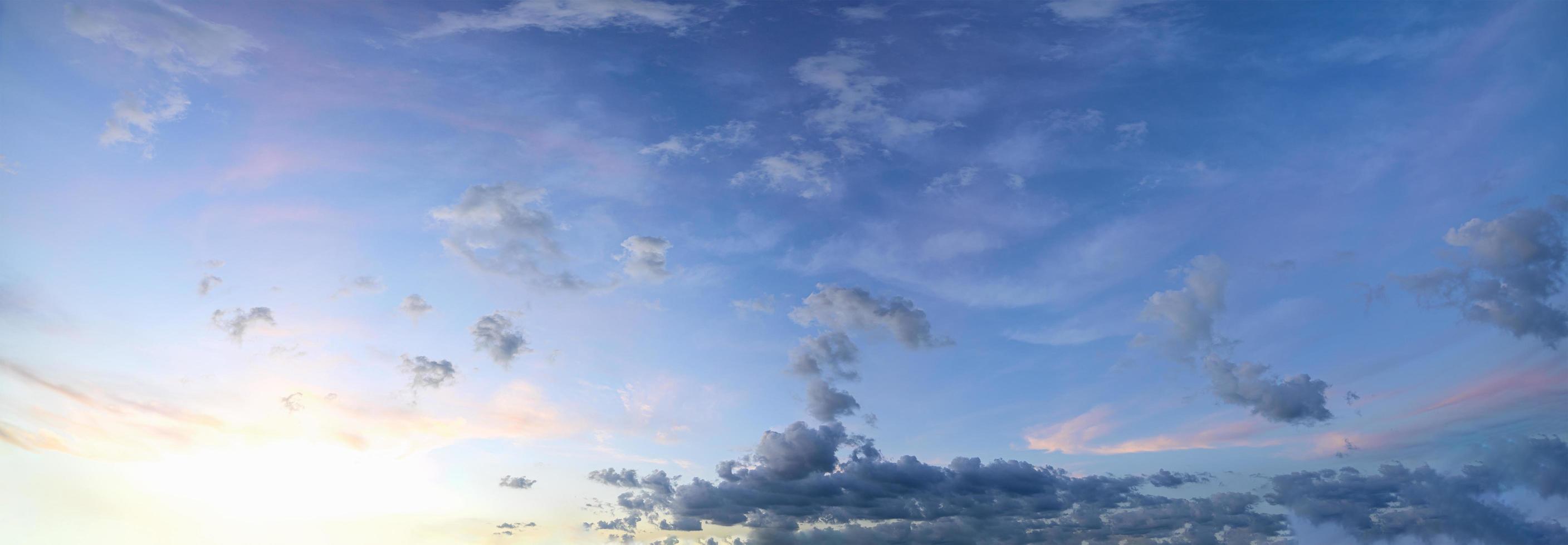 céu e nuvens ao pôr do sol foto