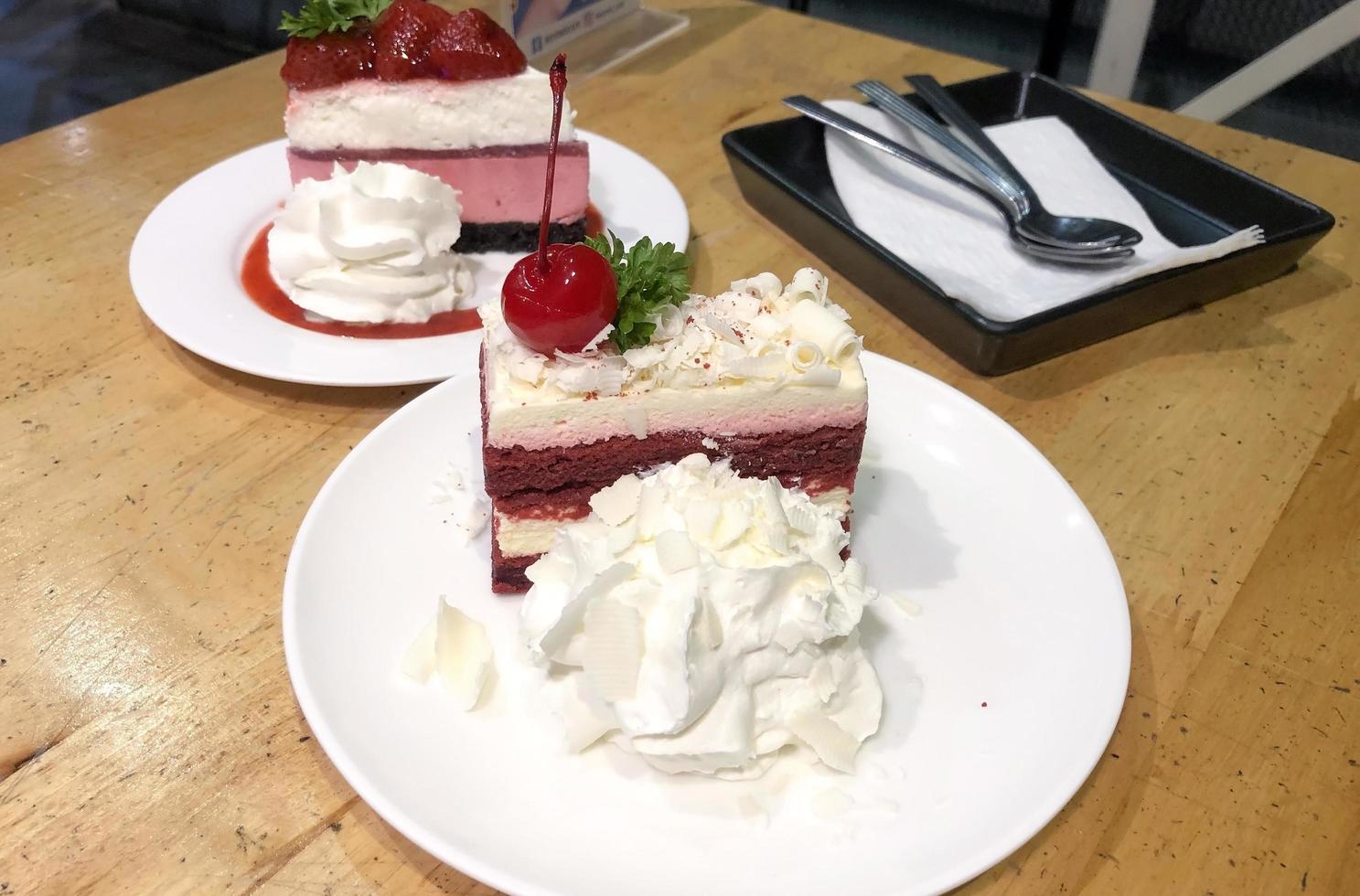 cheesecakes red velvet com chantilly foto