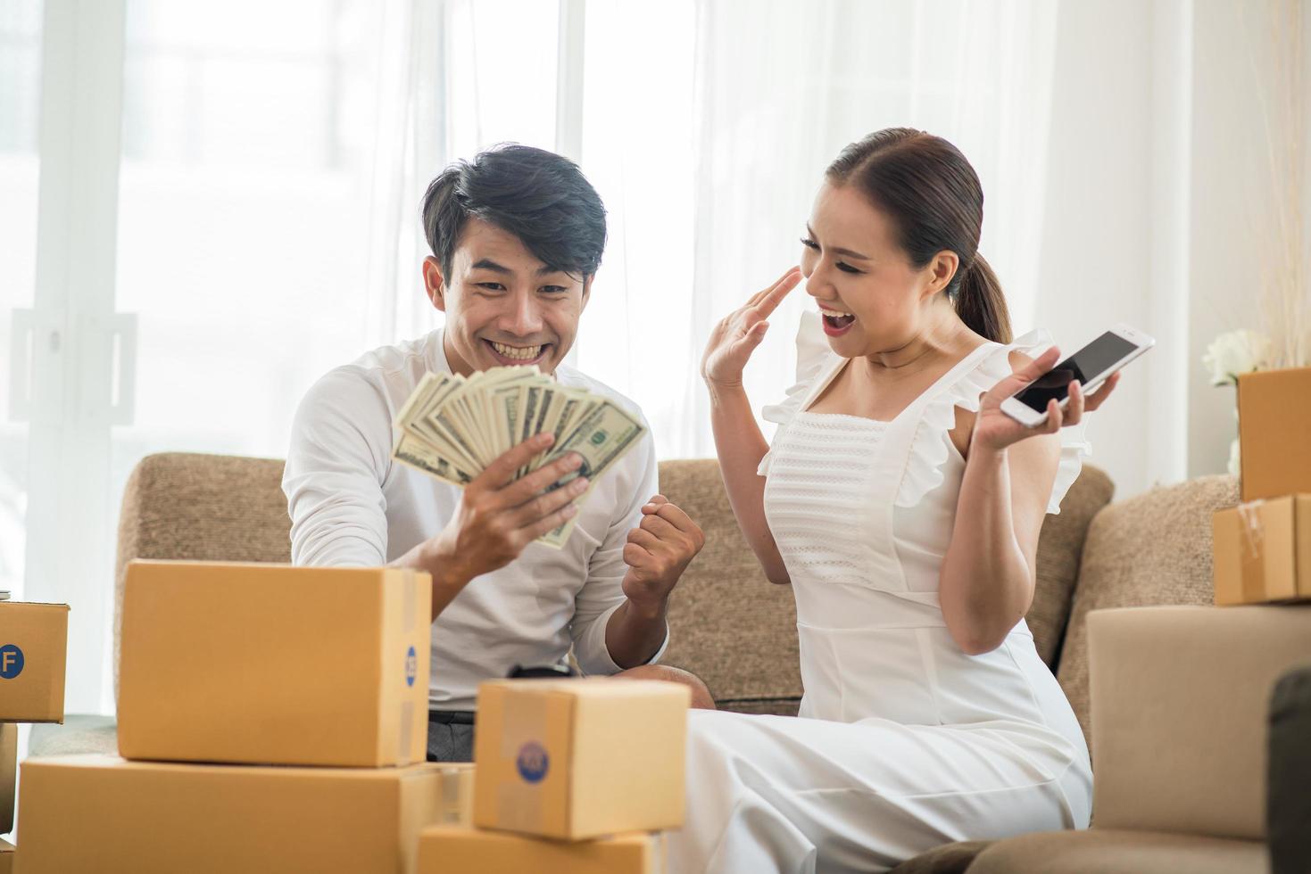 casal feliz no escritório em casa com negócios online foto