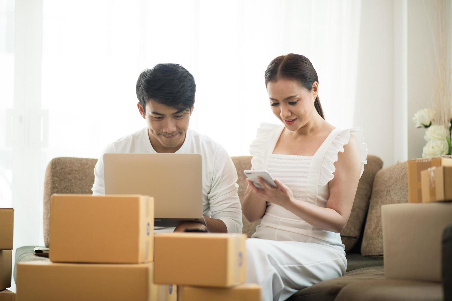 casal feliz no escritório em casa com negócios online foto