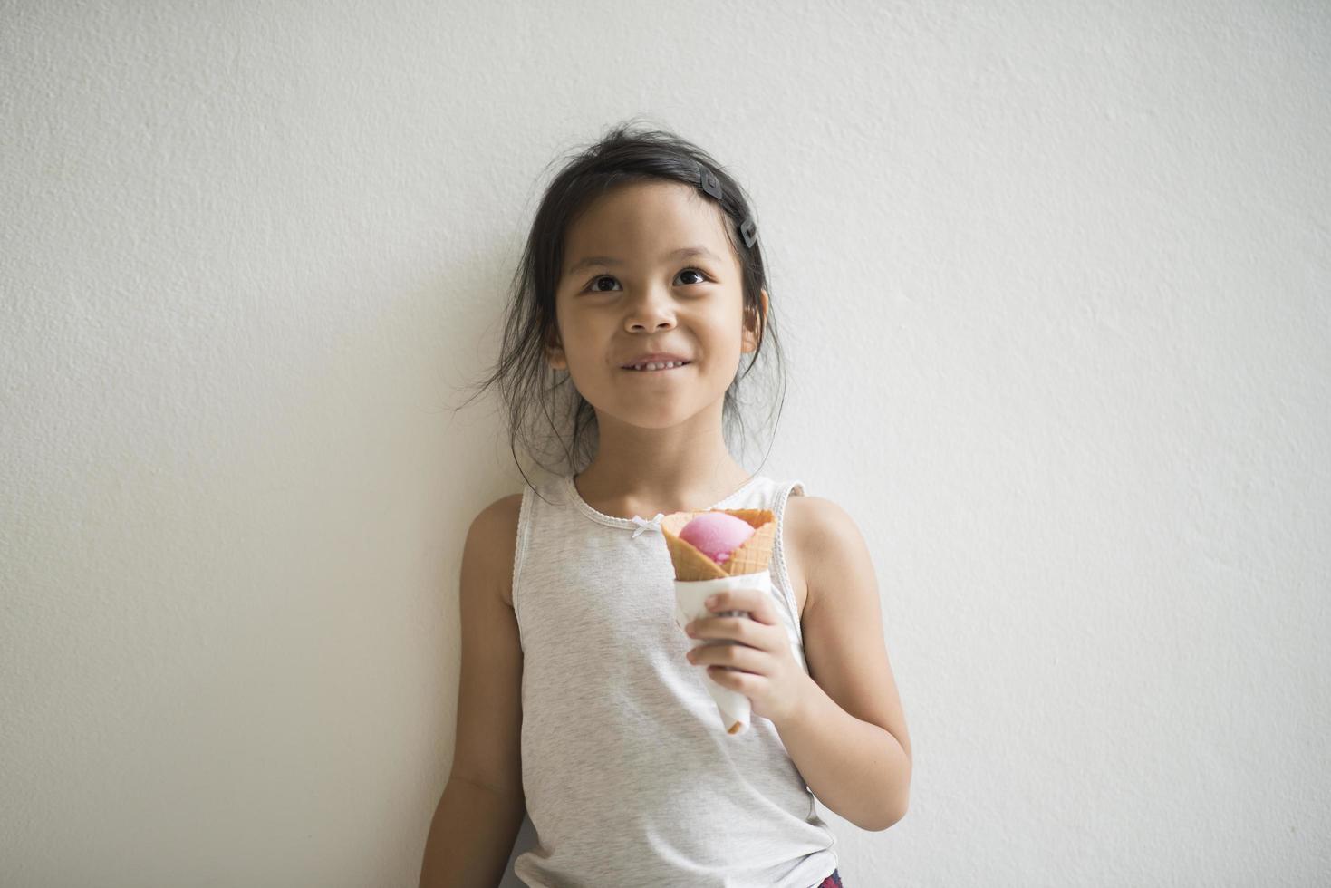 retrato de uma menina tomando sorvete foto