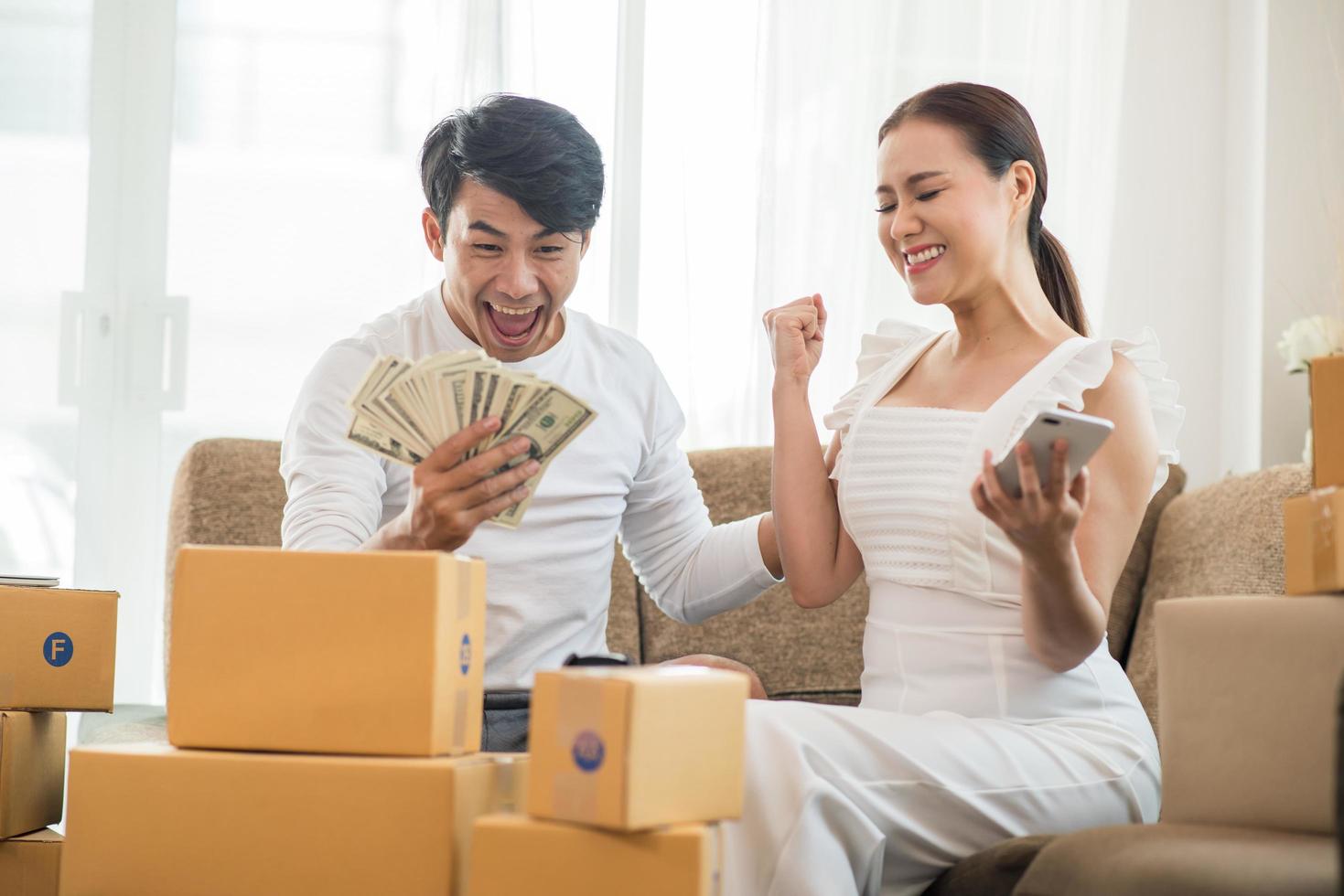 casal feliz no escritório em casa com negócios online foto