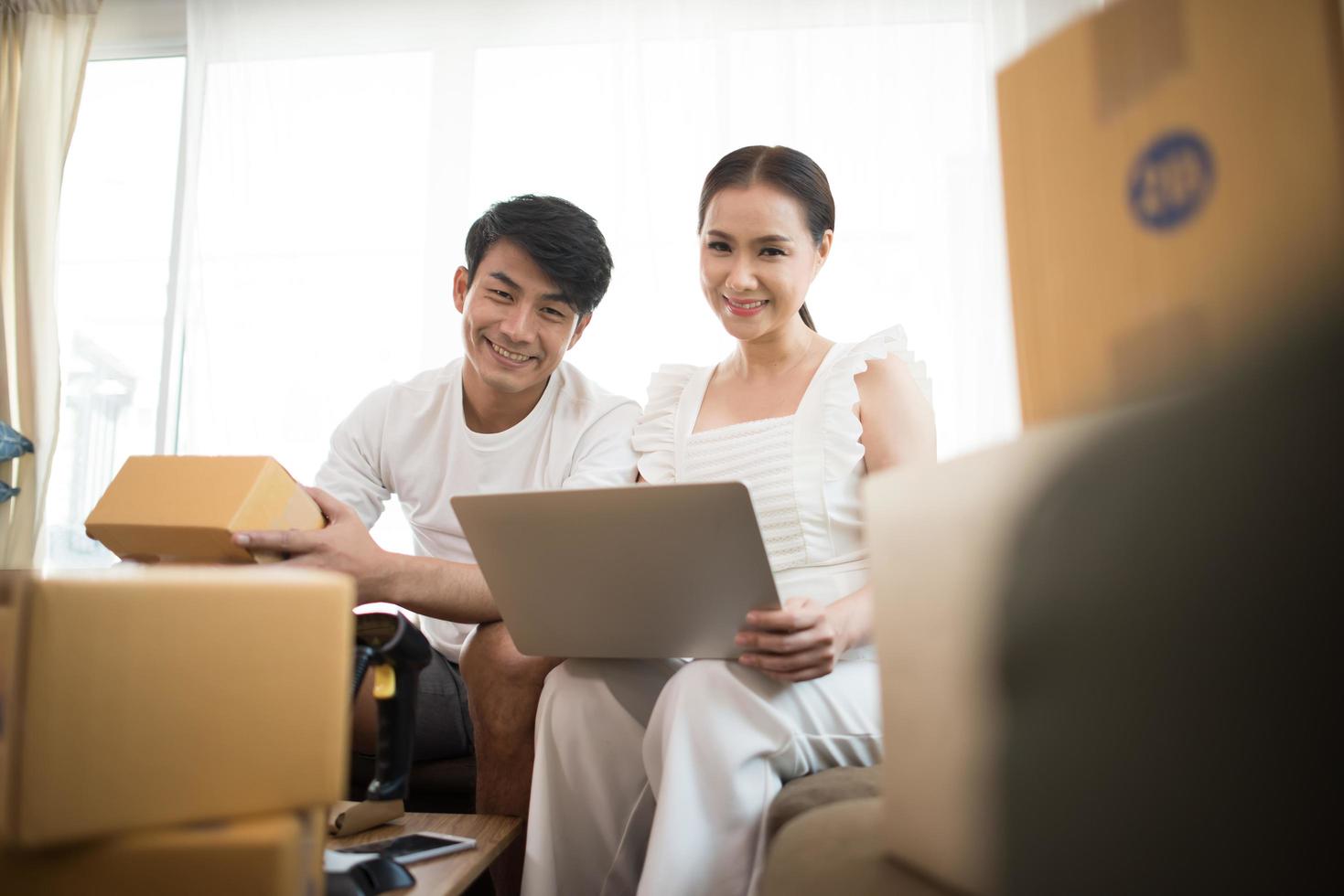 casal feliz no escritório em casa com negócios online foto