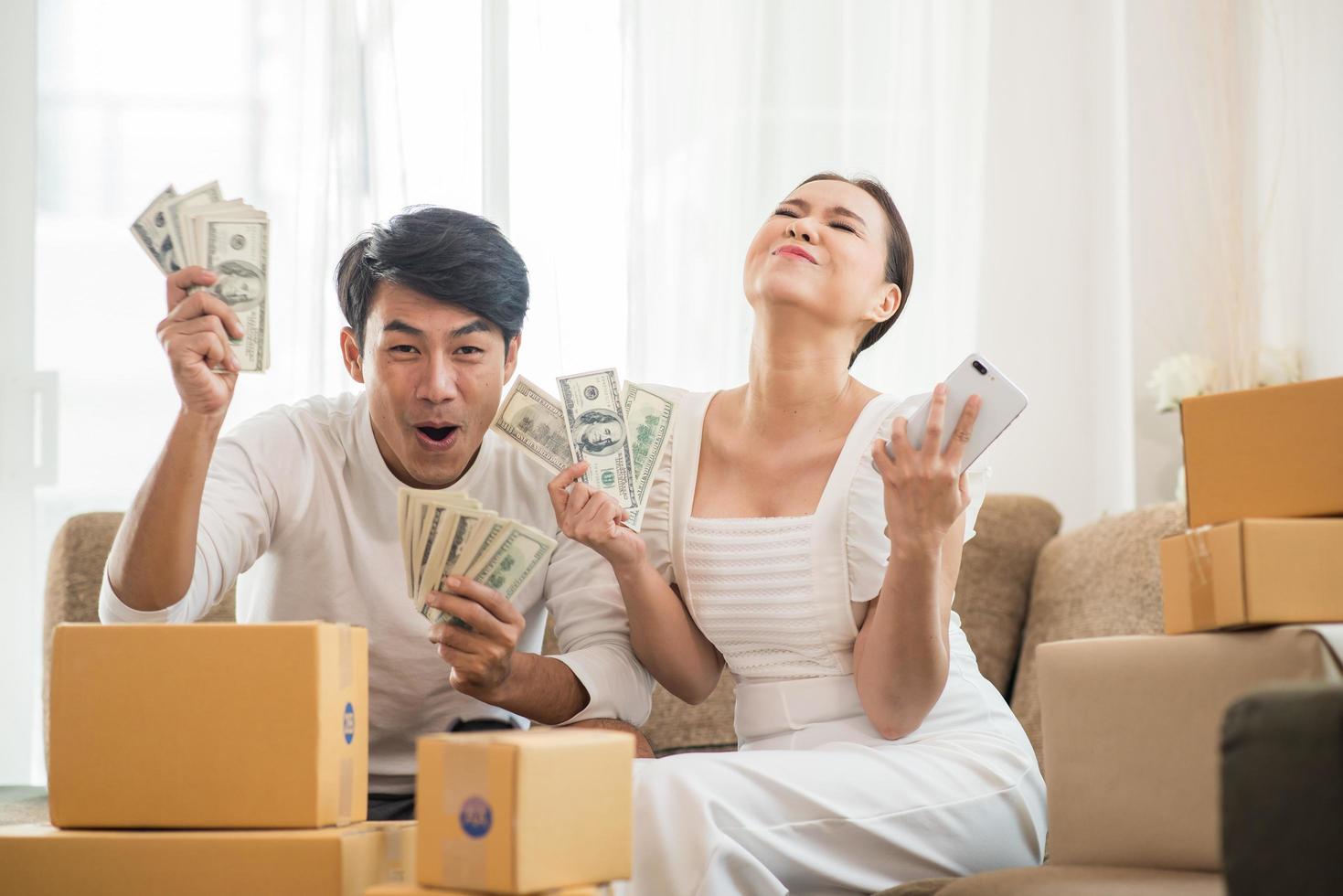 casal feliz no escritório em casa com negócios online foto