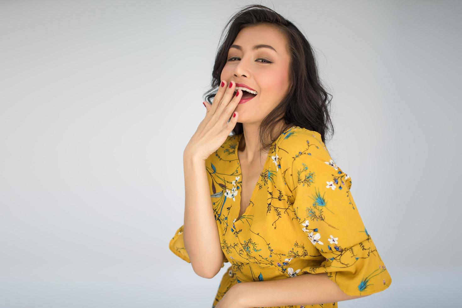 retrato de uma mulher em um vestido amarelo foto