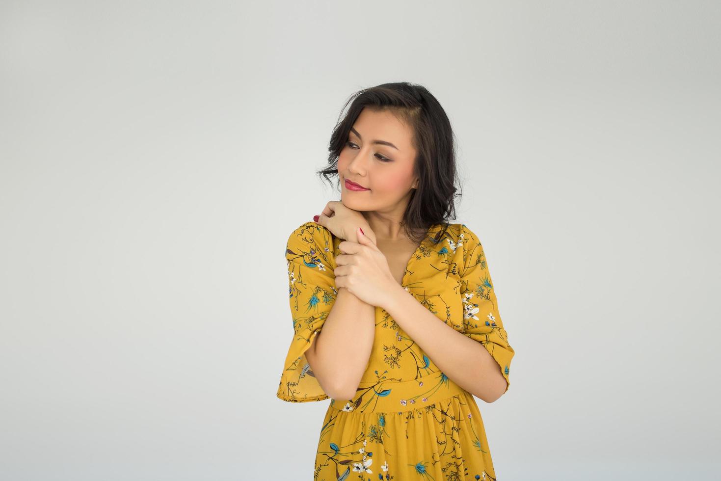 retrato de uma mulher em um vestido amarelo foto