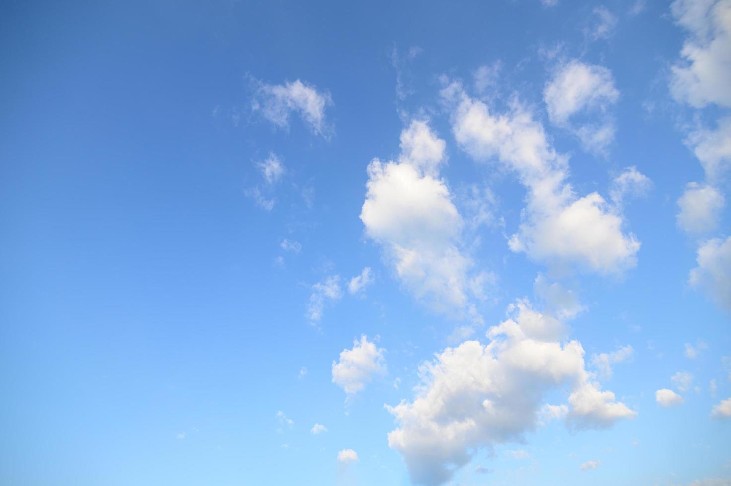 céu azul e nuvens foto