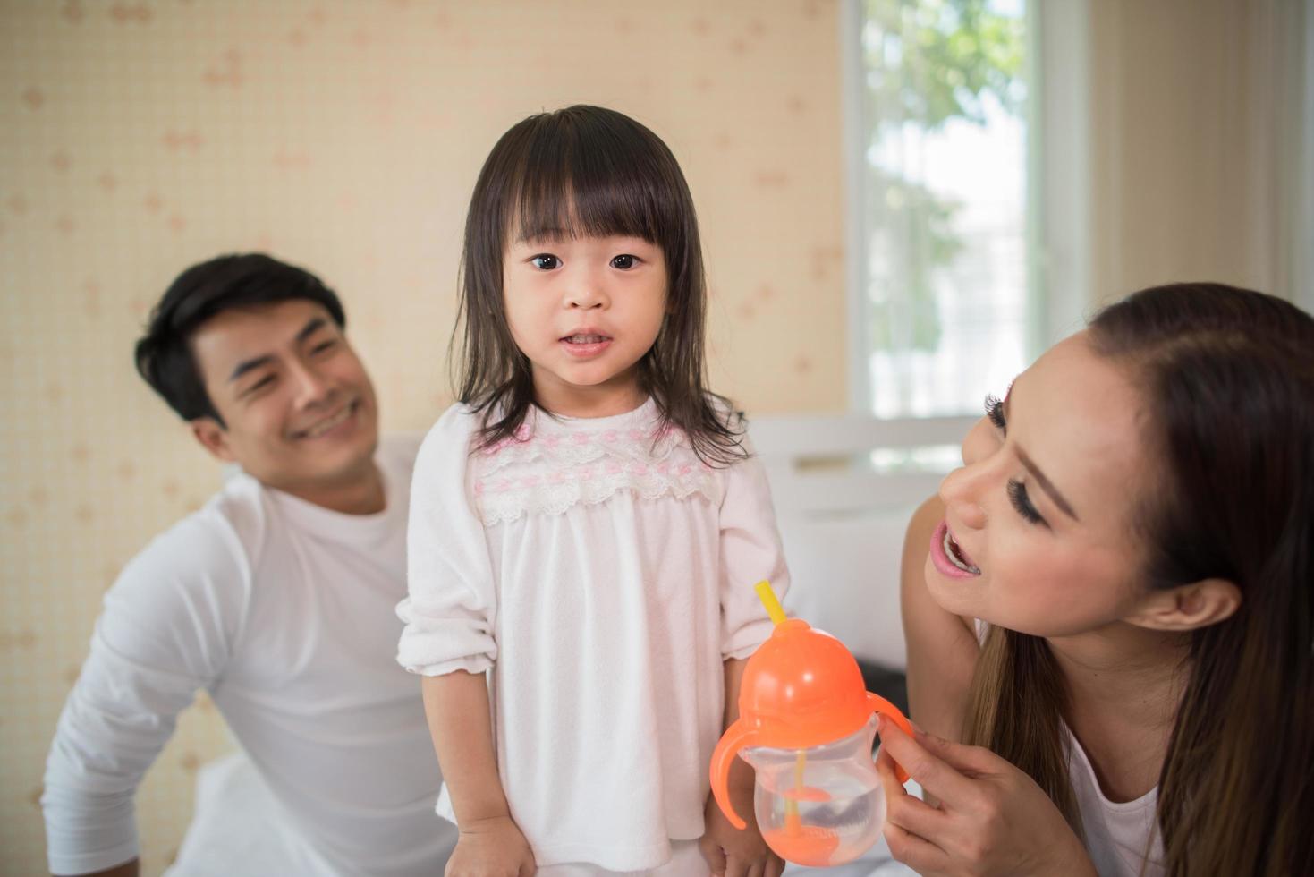 criança feliz com pais brincando foto