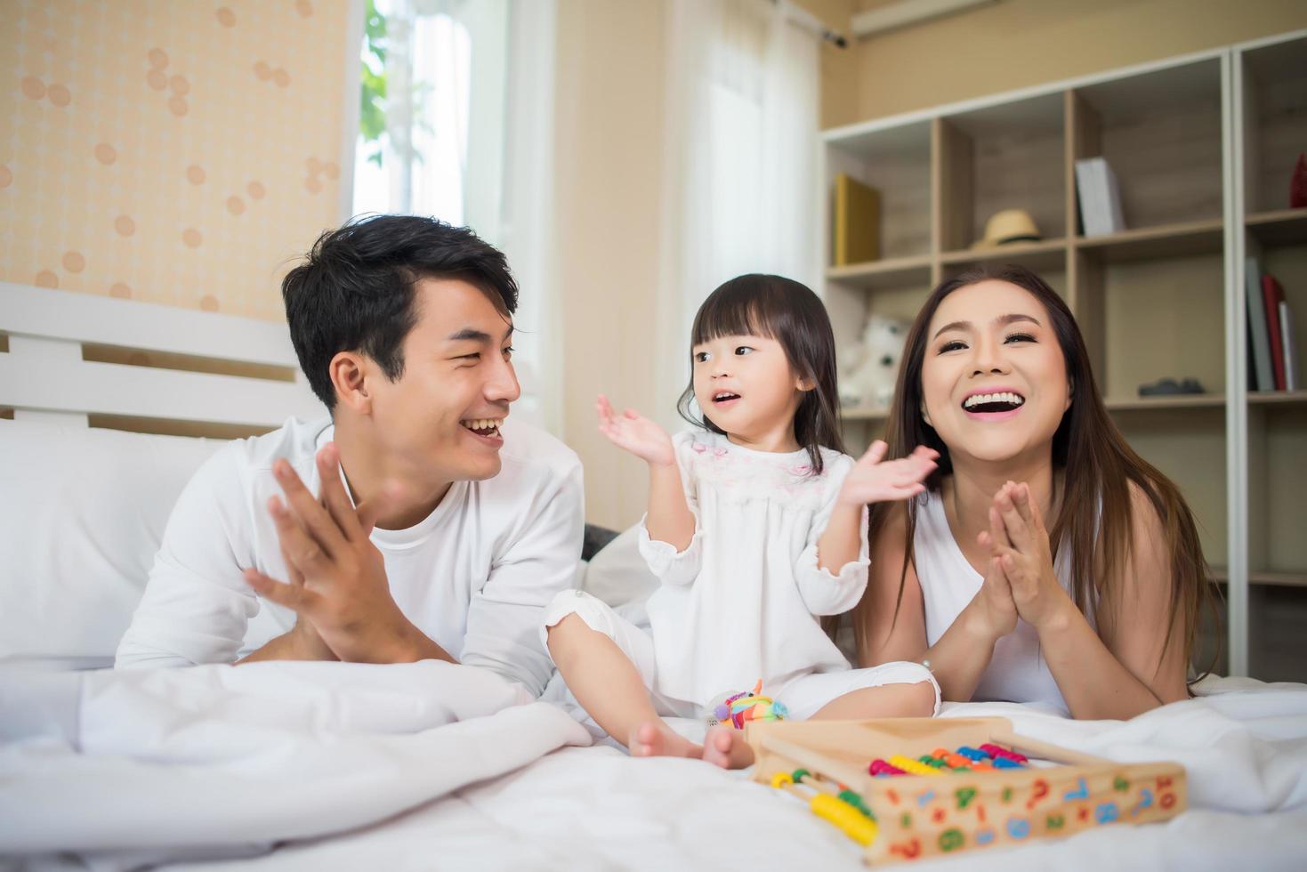 criança feliz com pais brincando foto