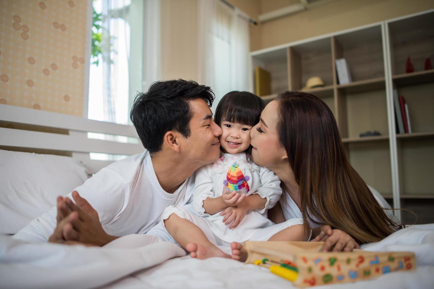 criança feliz com pais brincando foto