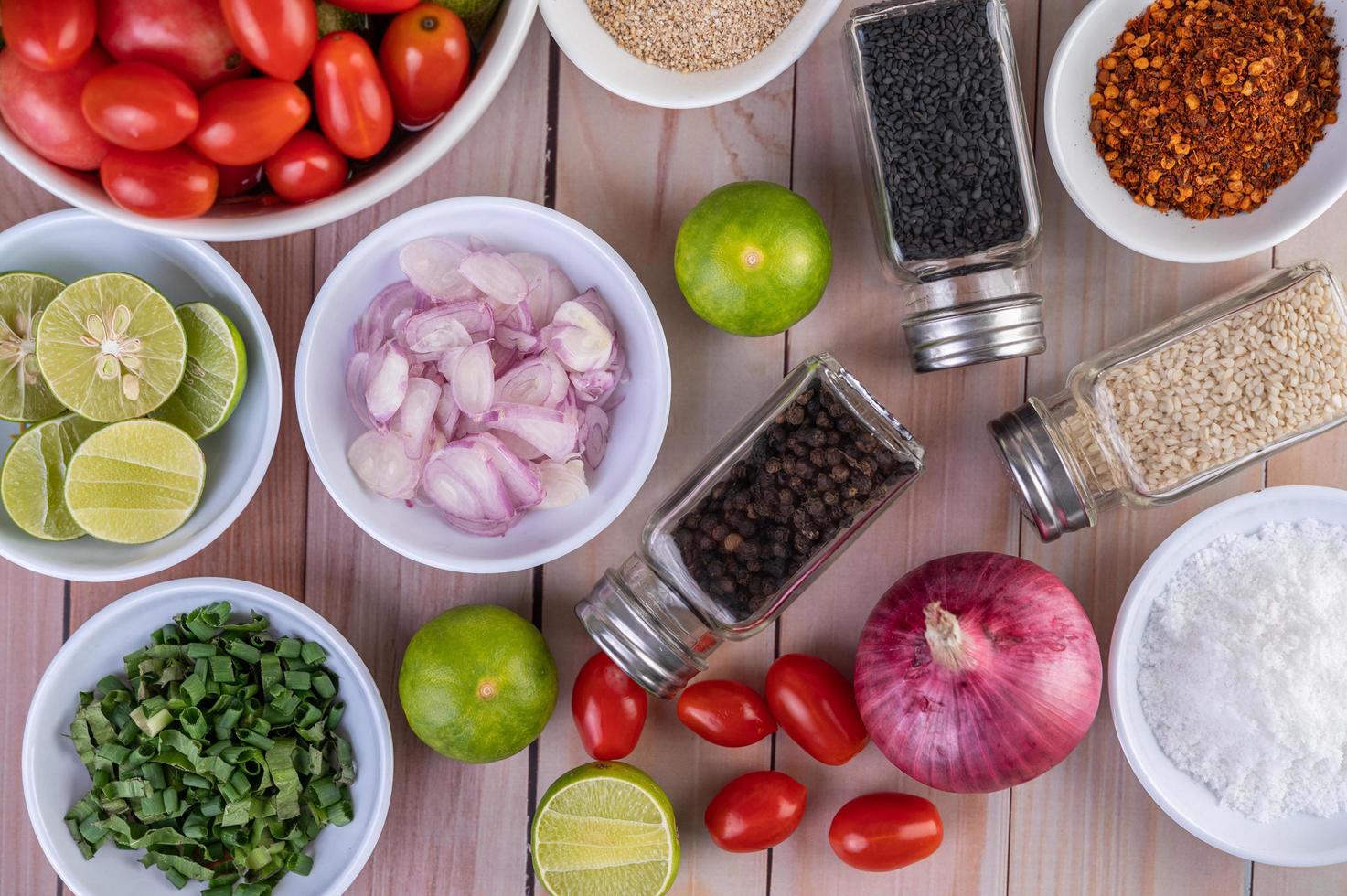 legumes e especiarias na mesa de madeira foto