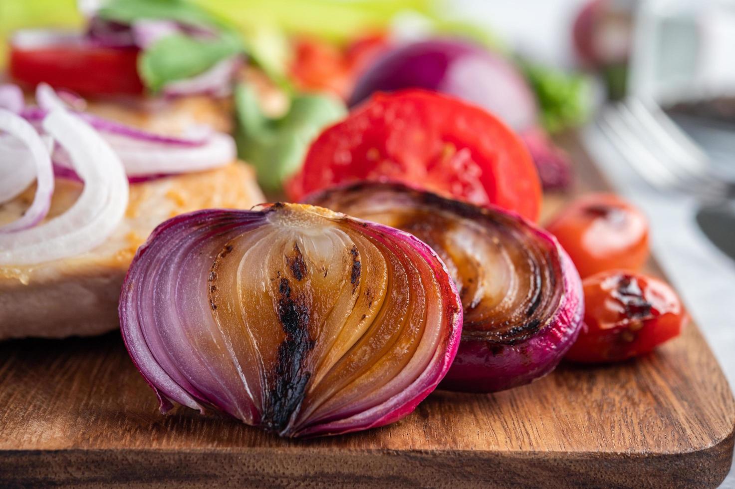 bife de frango com legumes assados foto