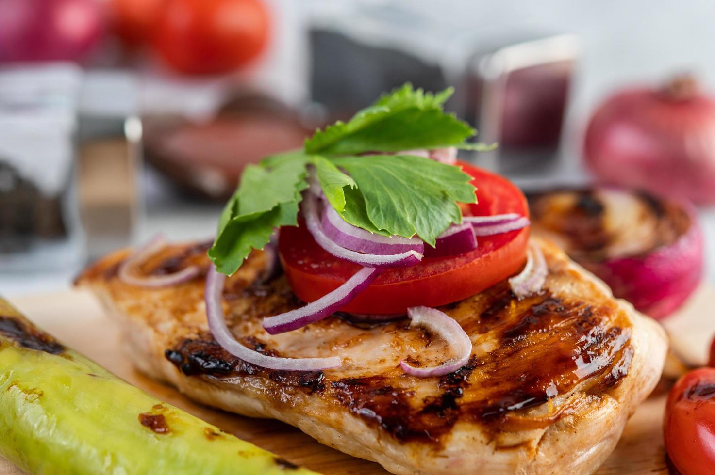 bife de frango com vegetais variados foto