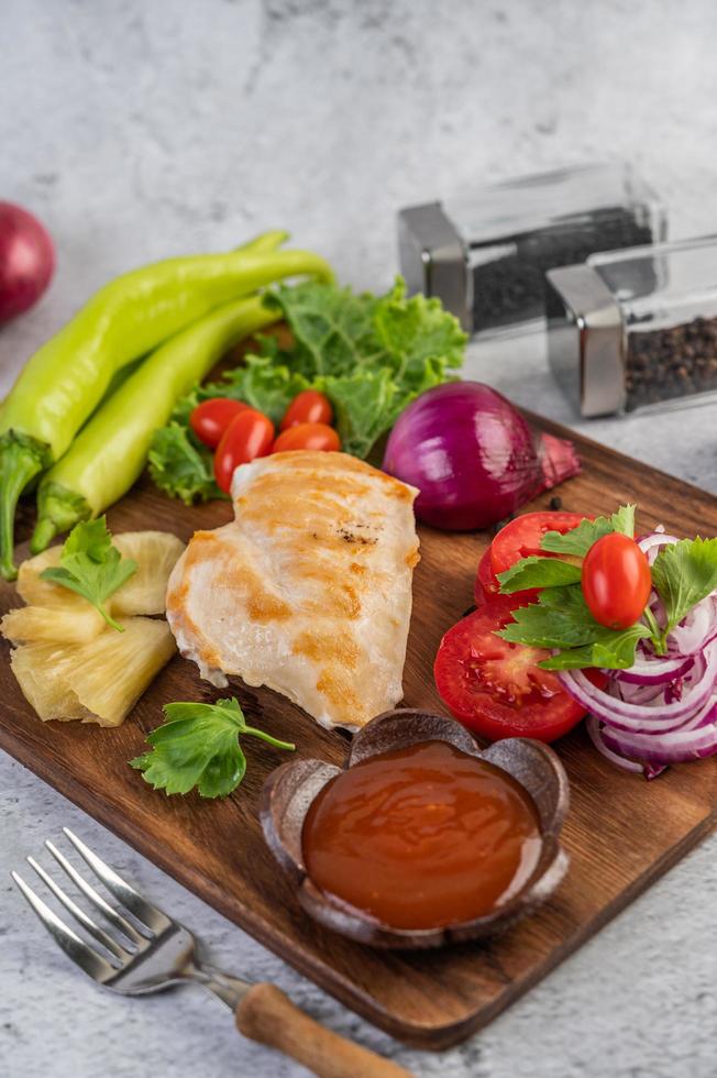 bife de frango com vegetais variados foto