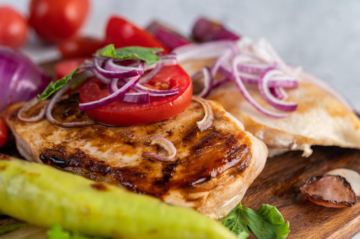 bife de frango com legumes assados foto