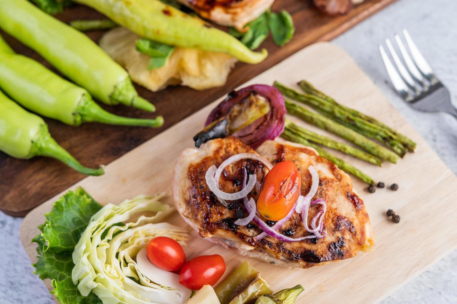 bife de frango com legumes assados foto