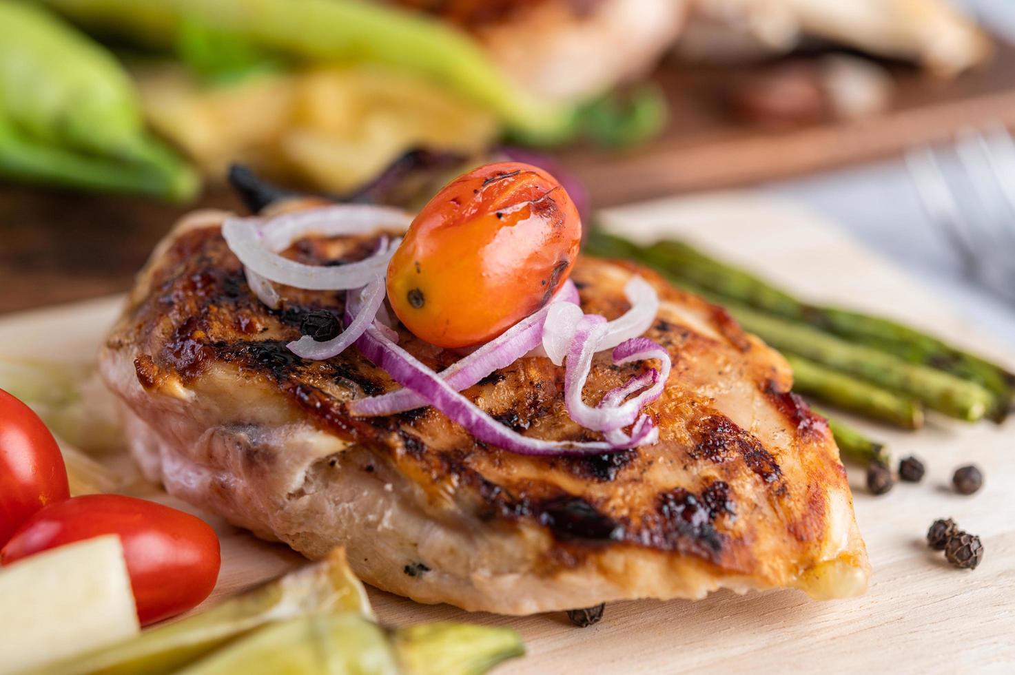 bife de frango com legumes assados foto