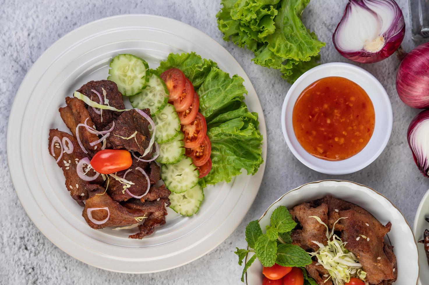 salada de porco frita foto