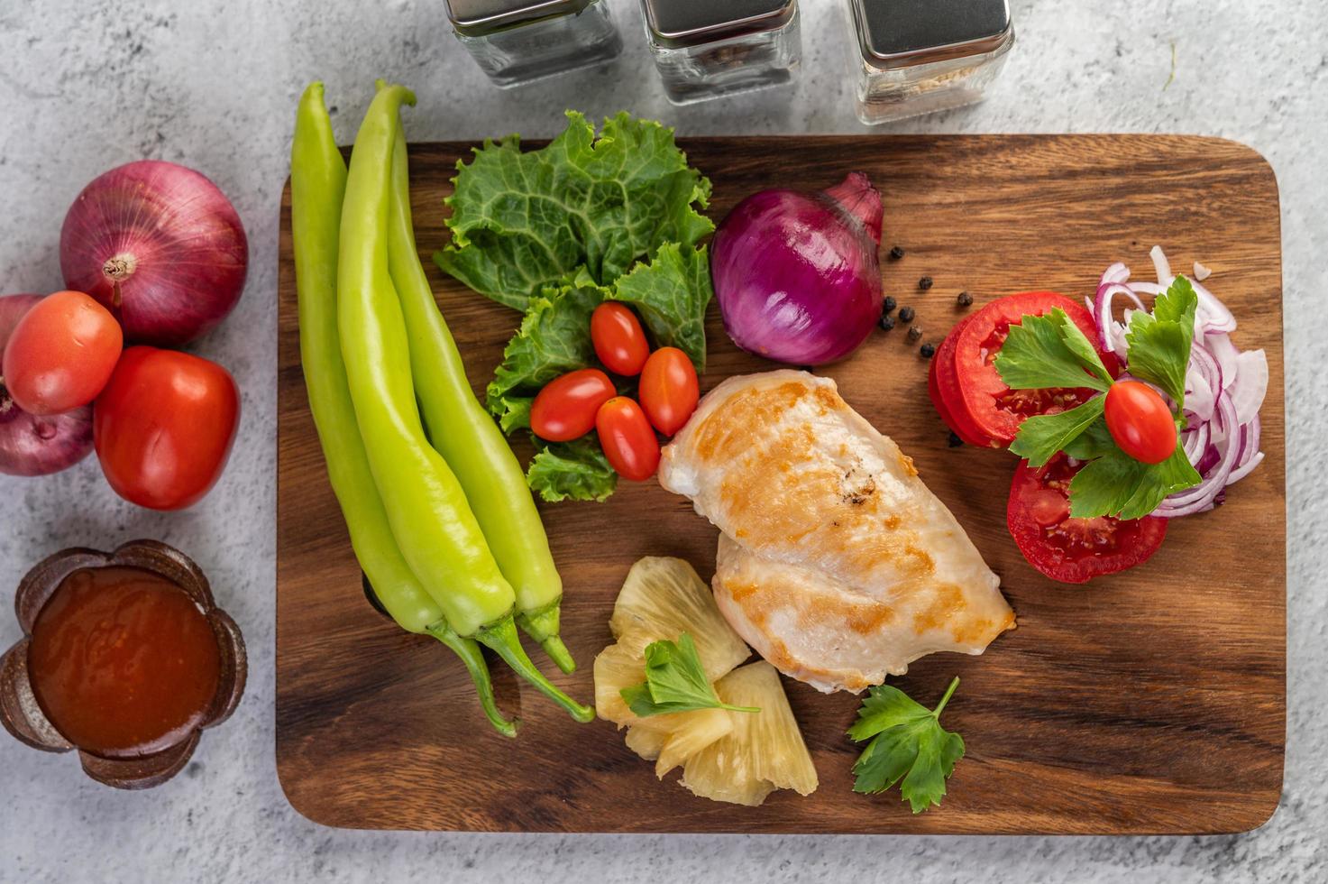 bife de frango com vegetais variados foto