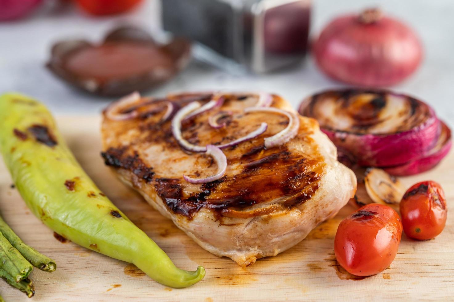 bife de frango com vegetais variados foto