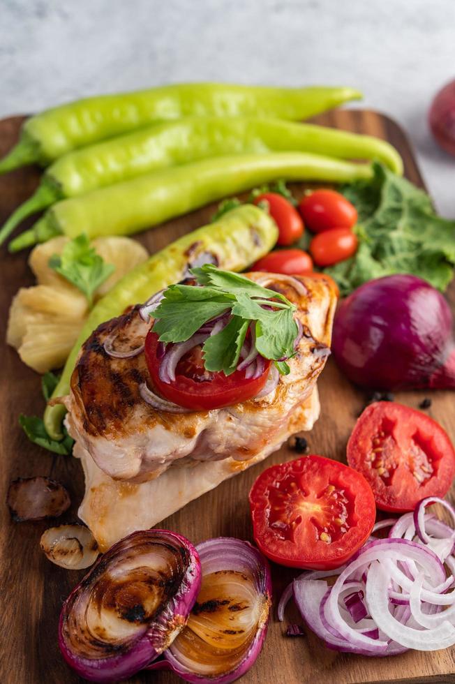 bife de frango com vegetais variados foto