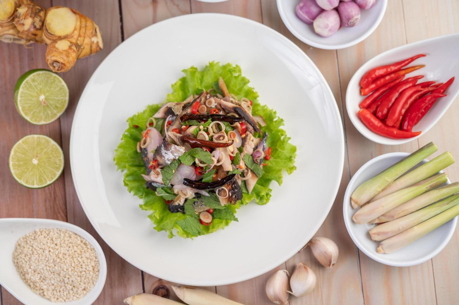 cavala frita coberta com pimenta e hortelã foto